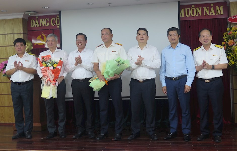 Lãnh đạo TP. Hồ Chí Minh và lãnh đạo Bộ Tài Chính tặng hoa chức mừng và chụp hình lưu niệm cùng đồng chí Vũ Xuân Bách.